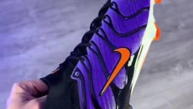 #唯有足球不可辜负 #足球鞋 #dou来足球季 #足球 #好鞋推荐 你喜欢星期几呢？