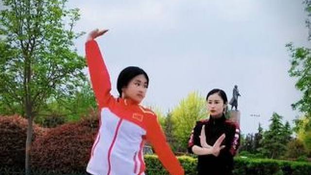 妈妈指导女儿练武术，行云流水英姿飒爽#言传身教 #中华武术博大精深 #武术基本功