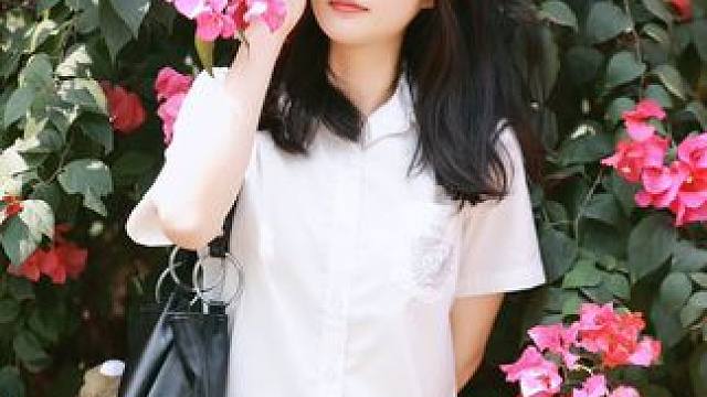 今天来拍三角梅啦#jk制服 #jk拍照姿势教学 #三角梅拍照 #相机包推荐 #cwatcun卡登