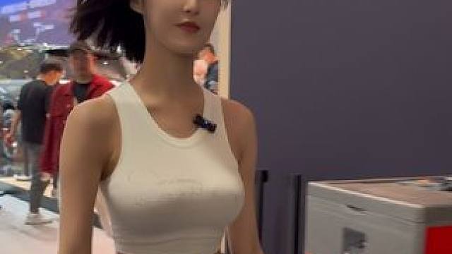 努力工作的美女车模