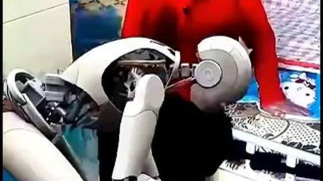 全新机器人给老人扶理！