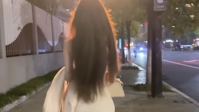 我觉得人生最重要的是要有梦想和目标，不断向着自己的目标发展。