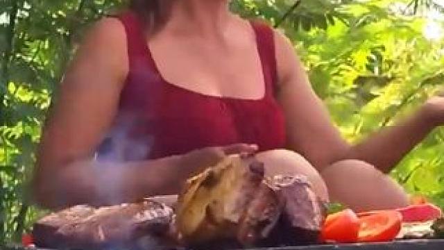 在石板上煎牛肉沾上秘制辣椒，非常的美味