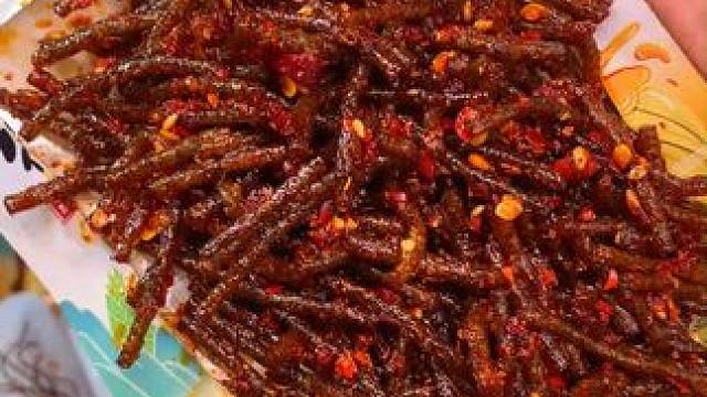 虽然它叫臭螺丝，但它吃起来是真的嘎嘎香，后劲还带点麻，超级好吃，超级上头， 赶紧来艾特你的好闺闺给你