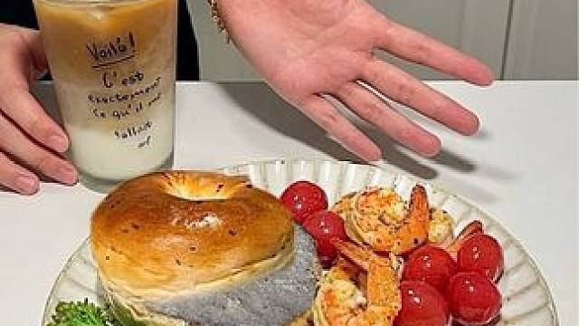 沉浸式做早餐｜黑芝麻奶酪贝果➕番茄大虾➕红茶鸳鸯拿铁 #早餐 #一人食记 #vlog日常