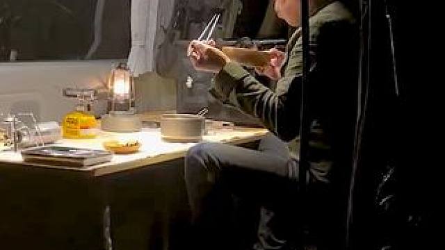 装备大爷大雨车中露营，密集的雨点打在车顶的声音听起来放松解#露营