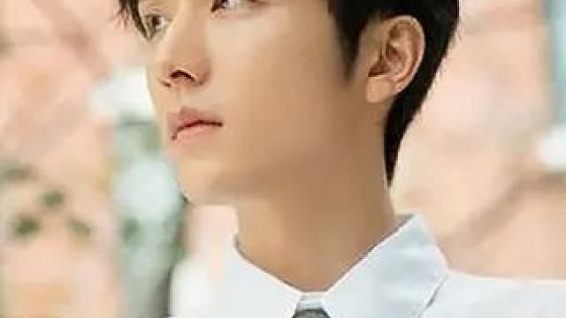 在暧昧的氛围中，每一次触碰都像是触电