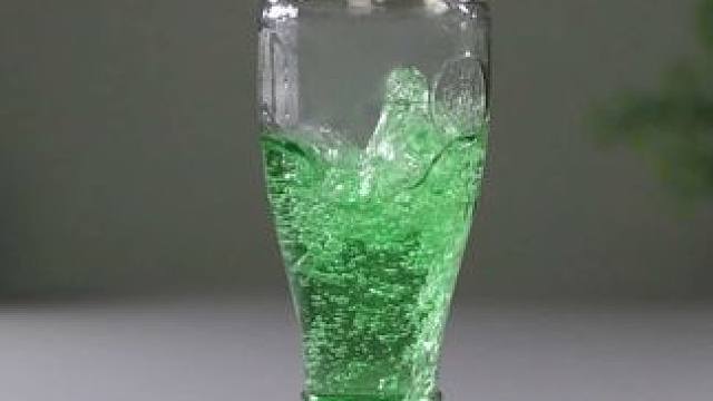 与其让孩子沉迷虚拟设定的手机游戏，不如陪他玩转这些真实现象的科学小实验，从小种下科学的种子 #物理启