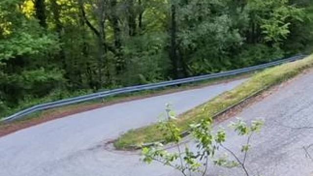 面对同样的U型弯道，不同的车手展现出近乎一致的过弯姿态，这正是顶尖车手技艺的体现#wrc拉力赛