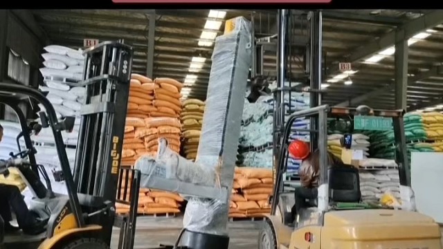 本森立柱码垛机器人安装现场视频，立柱式码垛机器人  生产能力大全自动码垛#工业机器人 #码垛机器人