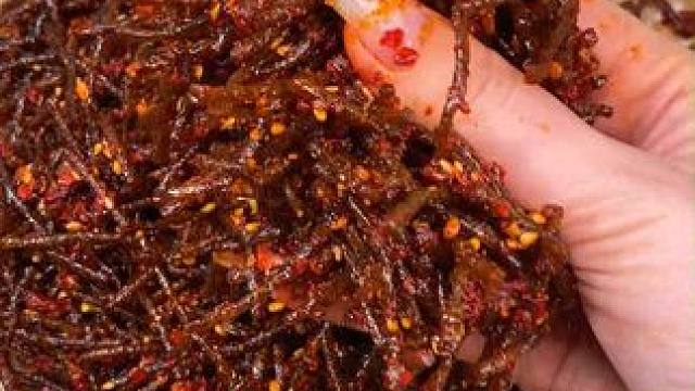 天空一声巨响 臭螺丝辣条闪亮登场 当你的嘴巴想吃东西 就来一包臭螺丝 让你身心沦陷#辣条 #零食推荐