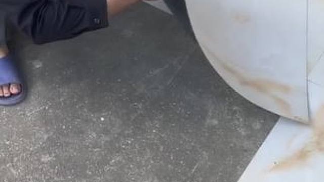 这款地板贴加厚耐磨的，地板后面自带背胶，撕开保护膜直接贴就可以，材质偏硬，单片重量1.4斤左右，更耐