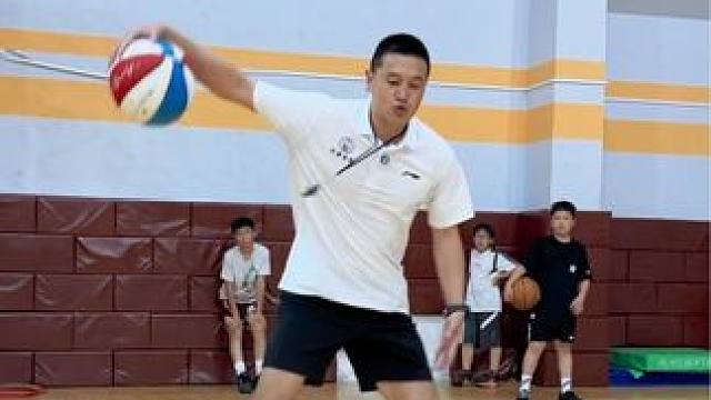 #篮球 #日常训练 #一分钟干货教学 
脚步移动球性激活系列
｜行进前后抛接球
｜行进左右抛接球
｜