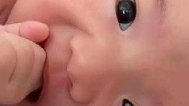 梨花香哪有手指香✌️#人类幼崽 #小婴儿的日常 #记录真实生活