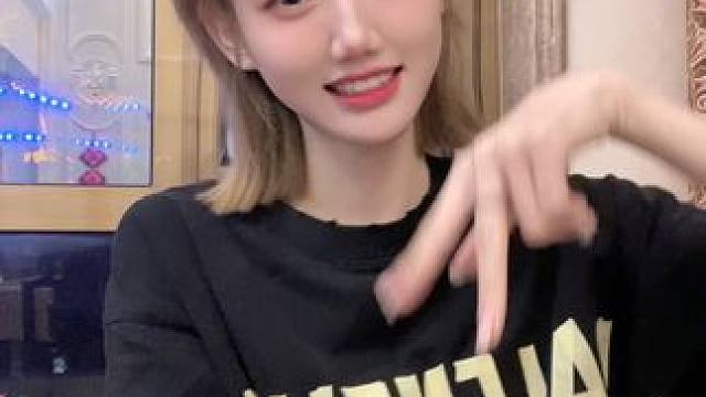 五一见面吧 我穿裙子 你带花#甜妹 #五一见一面吧 #甜甜的手势舞