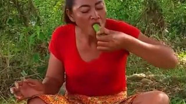 在岩石上烤鸡和鸡蛋