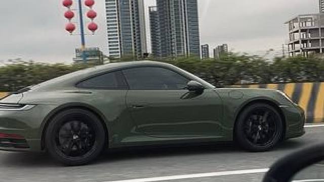 保时捷911
去到哪都是一道风景线
#我与汽车的日常 #dou是好车 #保时捷911 #porsch