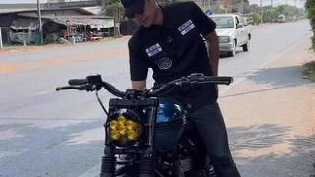 这声音要炸裂了！
#复古机车 #凯旋t100 #机车改装 #摩托车 #凯旋摩托