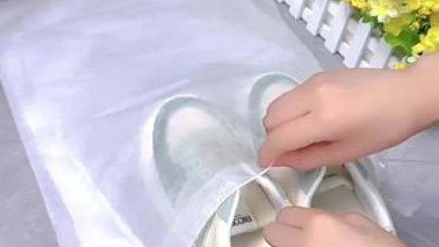 换季了，不穿的鞋子一定要放起来，防黄防潮好收纳。#无纺布鞋袋  #换季收纳  #小白鞋收纳袋