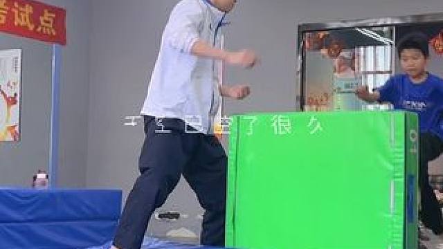 前空翻#空翻特技 #日常训练 #最酷的小孩