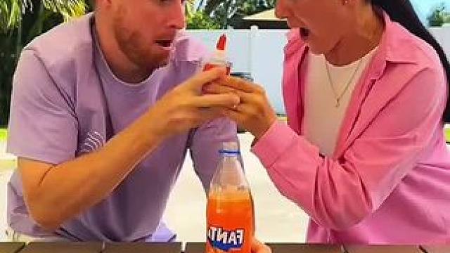 饮料喝出新高度，把胶水倒进饮料瓶里！ #万万没想到 #看一遍笑一遍 #这操作都看傻了 #意想不到的结