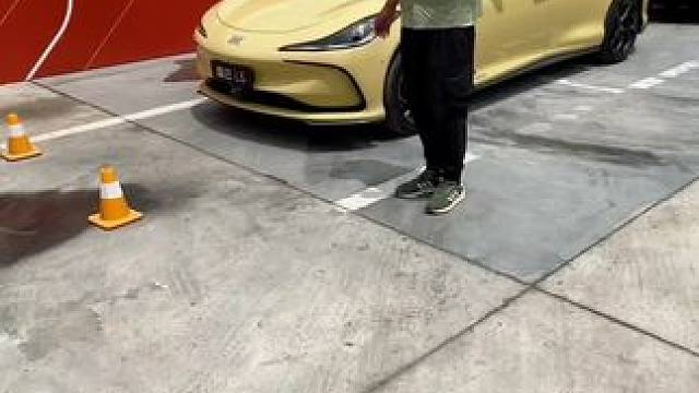 原地出库！这波操作打几分！ 电动车的优势逐渐显现，加上后轮转向，玩法太多了！#智己汽车 #停车入库 