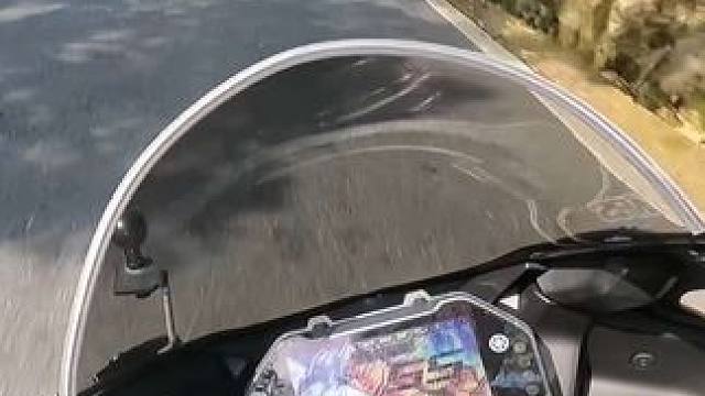 r3车主:这个弯下次可以再倾一点
春风车主：这个妞下次可以再约一次#雅马哈r3 #摩托佬的日常