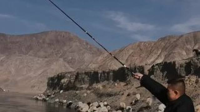 我生在西北 我原以为我看够了荒凉 可当我离开西北 我逢人便说起西北的好 我才发现 我爱着贫瘠的土地 