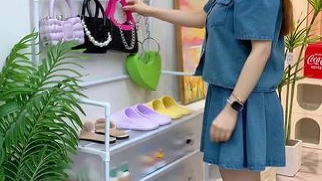 门口放一个这样的五层防尘鞋架真的很方便，加高加宽设计，可以收纳更多鞋子，还可以挂帽子包包，钥匙#收纳