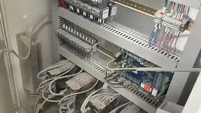 埃斯顿叠包机清理控制柜更换机油