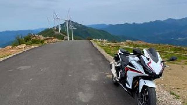 5.1爆干500公里，打卡牛草山了，晒出你的5.1战绩#牛草山 #旅行推荐官 #本田cbr #摩旅 