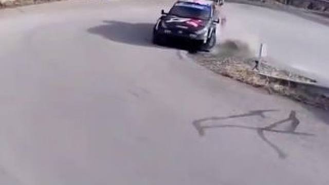 在相同的发夹弯赛道上，WRC三大神车以极致的操控性能和驾驶技巧，上演了一场精彩绝伦的弯道盛宴#wrc