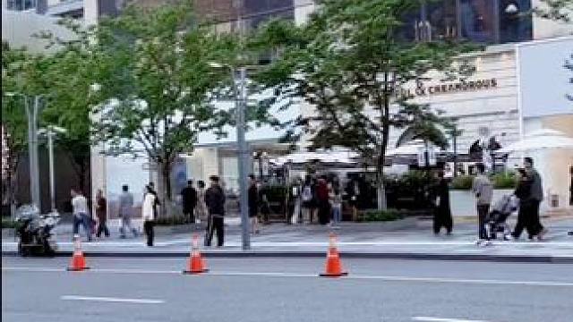 五一期间，杭州万象城路口挤满了人，也挡不住小酷总开着法拉利拉法来逛街#法拉利拉法 #小小小酷哥