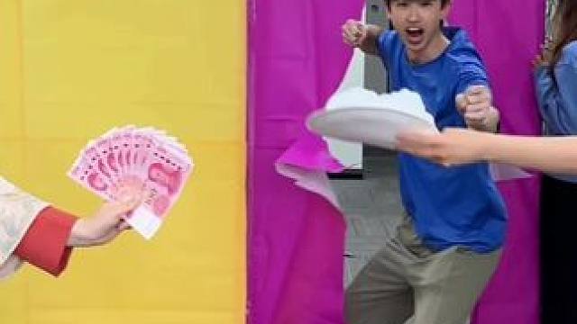 哈哈哈哈极限二选一太好玩了 #办公室游戏 #办公室日常 #盲盒 #大变活人