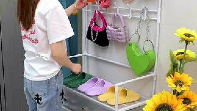 门口放一个这样的五层防尘鞋架真的很方便，加高加宽设计，可以收纳更多鞋子，还可以挂帽子包包，钥匙#收纳