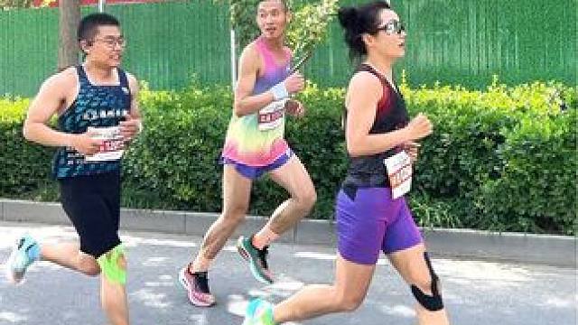 大厂半程马拉松 19公里跟拍 大厂半马女子第五名，我新姐，俩保镖紧随其后，这排面还得是新姐#大厂半程