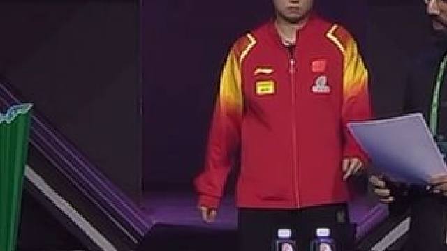 孙颖莎王楚钦出席沙特大满贯抽签仪式！两人不约而同的都提前看了看奖杯！那就向着最好目标冲击！加油！