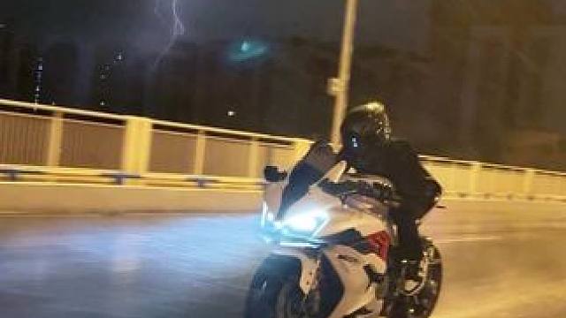 如果时光能倒流 你最想回到什么时候？#机车#下雨天