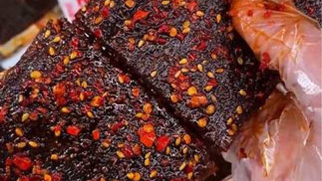 宝子们！童年辣条找到啦！还是小时候的味道，香香辣辣的太好吃啦！#零食推荐 #开袋即食 #辣条 #追剧