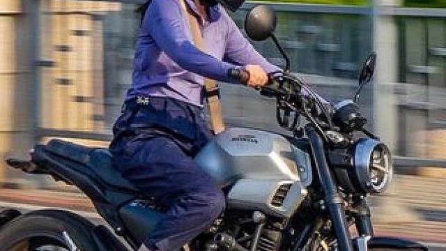 女骑和踏板组#机车 #摩托车 #女骑 #会骑摩托车的女人才可以战无不胜 #小摩托不堵车