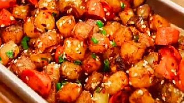 给大家分享干锅土豆炒香肠的做法，赶紧做起来试试吧#学会快去试试吧 #懒人美食教学 #美食教程