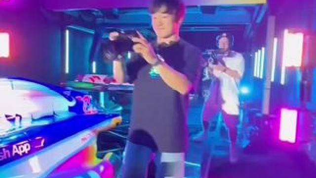 小红牛迈阿密大奖赛特别款涂装赛车展出，角田搞怪客串摄影师，躺在地上对着大牙就是一顿狂拍...#f1迈