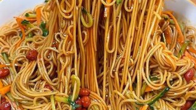 下班回家不想做饭了，就花5分钟做一碗懒人酸辣凉拌面，简单又好吃#酸辣凉拌面