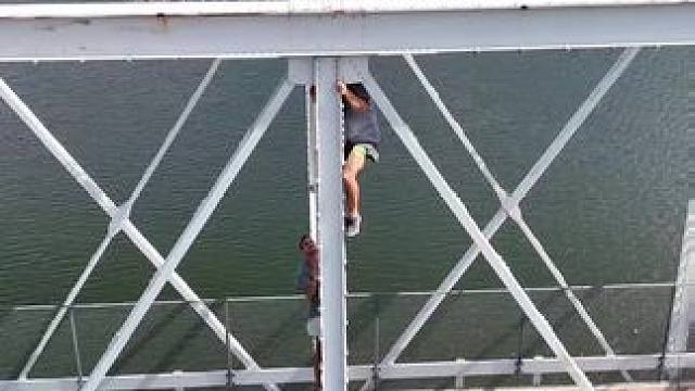 -水花飞溅，心跳加速！极限跳水，让你体验飞一般的感觉，释放内心的狂野！#户外跳水 #悬崖跳水 #极限