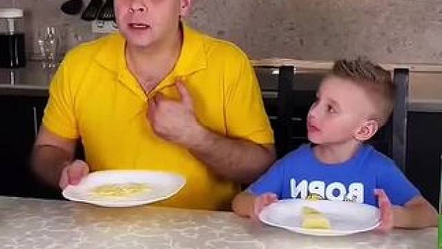 父子吃薯片大比拼，过程全都是套路！ #看一遍笑一遍 #意想不到的结局 #万万没想到 #老外真会玩 #