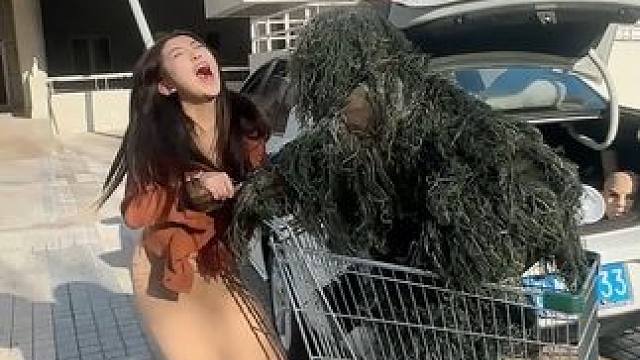 趁闺蜜去超市，穿上吉利服假扮成绿植，给她个惊喜！