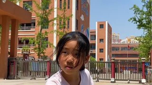 小女孩放学后在校门口练习武术，一套动作行云流水， #武术 #中华武术博大精深 #让习武改变人生