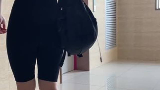 臀腿训练穿什么鞋子好呢？ 当然是可以稳定足底核心的平底鞋啦，方便快捷，而且贴脚舒适，很适合臀腿女孩