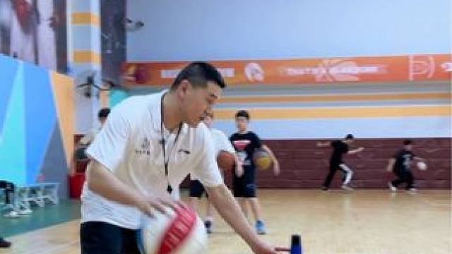 #篮球 #日常训练 #一分钟干货教学 
结合跳箱强化运球技巧
｜控制身体绕跳箱推锥桶
｜加速绕跳箱结