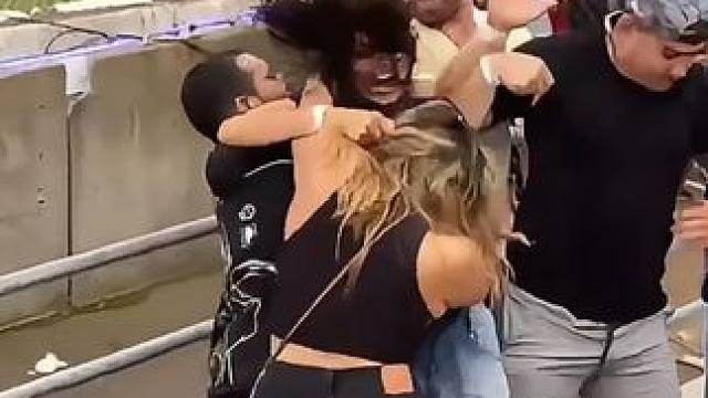 赛场上再怎么激烈，也不如看台上来的这么直接？ #比赛现场#现场直击 #老外真会玩 #体育精神